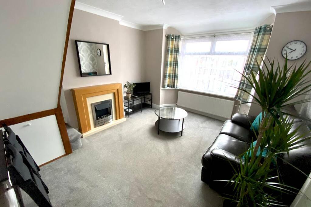 Spacious 2 Bed Apt Sleeps 4 Near Bournemouth Beach Exterior photo